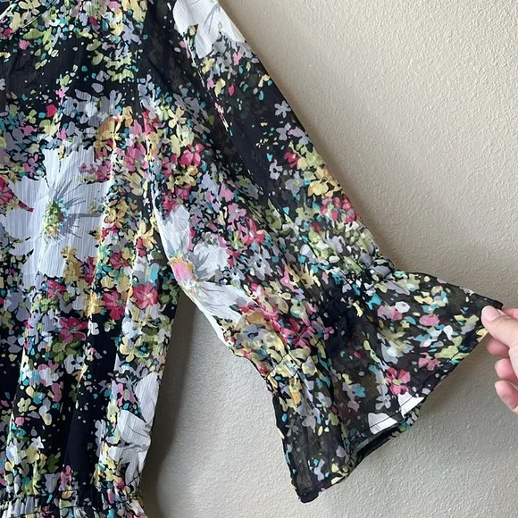 RQT Black and White Floral Ruffled Bell Sleeve‎ Blouse Size XL - Picture 4 of 7
